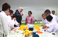 Bild: Dr. Rudolf Herbers erläutert Kronprinzessin Maha Chakri Sirindhorn die Experimentierreihen des teutolabs Chemie.