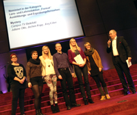Bild: Das Bielefelder Campus TV Team eingerahmt von Jurorin und Moderator: Victoria Maiwald