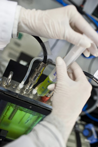 Bild: Kohlendioxid und Licht: Algen wachsen ohne großen Aufwand im Bioreaktor wie hier an der Universität Bielefeld. Dadurch stellen sie in der Bioenergiegewinnung eine Alternative zur umstrittenen Verwendung von Landpflanzen dar.