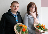 Bild: Freuen sich über den Abschluss ihrer Ausbildung an der Universität Bielefeld: Stefanie Postert und Jurij Sutulov. 