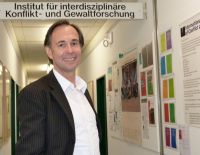 Bild: Prof. Dr. Andreas Zick ist neuer Direktor des Instituts für interdisziplinäre Konflikt- und Gewaltforschung. Foto: Universität Bielefeld