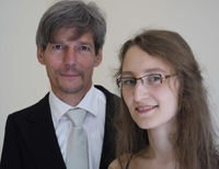 Bild: Dr. Michael Hoyer und Lara Venghaus tragen Liederkompositionen von Franz Schubert im Audimax der Universität Bielefeld vor. Foto: Thomas Bogdan