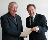 Bild: Der Kanzler der Universität Bielefeld Hans-Jürgen Simm (rechts) überreicht Rolf Strachau die Urkunde anlässlich seines Dienstjubiläums. Foto: Universität Bielefeld