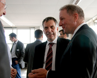 Bild: Rektor Prof. Dr.-Ing. Gerhard Sagerer (Mitte) im Gespräch mit Dr. Carl Amrhein (rechts). Foto: Universität Bielefeld