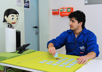Bild: Geistige Anregung: Roboterkopf Flobi forderte die Teilnehmer der Isolationsstudie jeden Tag zum Memory-Spielen auf. Foto: Deutsches Zentrum für Luft- und Raumfahrt