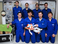 Bild: The eight test subjects spent 18 days living in a sealed off area. The robots Flobi (left) and Nao (right) made sure they remained fit – both physically and mentally. Photo: German Aerospace Centre (DLR)