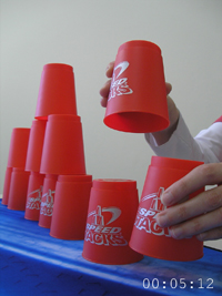 Bild: Beim „speed stacking“ ist Tempo gefragt.