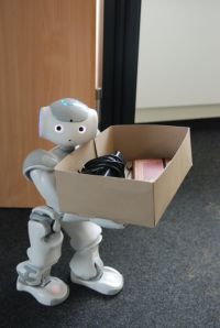Bild: Alle müssen beim Umzug mit anpacken: Auch Roboter Nao (Bild). An ihm wird an der Univer-sität Bielefeld erforscht