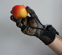 Bild: Mit einem Sensorhandschuh nehmen Wissenschaftler des Exzellenzclusters CITEC den Ablauf menschlicher Handbewegungen auf. Ein ähnlicher Handschuh könnte künftig dazu dienen