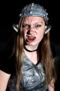 Bild: Lisa Kuhlmann als Constable Angua