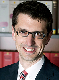 Bild: Wie wirkt sich das neue Insolvenzrecht in der Praxis aus? Das analysieren Professor Dr. Florian Jacoby (Bild) und sein Team in einem Forschungsprojekt. Foto: Universität Bielefeld