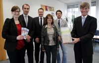 Bild: Zeigen gemeinsam mit mittelständischen Unternehmen Studierenden Karrieren in OWL (v.l.n.r.): Friederike Ruwisch (Stiftung Studienfonds OWL)