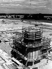 Bild: Der Universitätstunnel wurde in Tagebauweise errichtet. Auf diesem Foto aus dem Juli 1973 ist sein Verlauf links hinter dem C-Teilgebäude zu erkennen. Foto: Universität Bielefeld