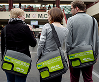 Bild: Studienanfängerinnen und -anfänger der Universität Bielefeld bekommen zur Begrüßung eine Tasche im Uni-Design. Foto: Universität Bielefeld