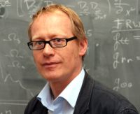 Bild: Der Kosmologe Professor Dr. Dominik Schwarz von der Universität Bielefeld ist einer der Planer des neuen Radioteleskops in Norderstedt. Foto: Universität Bielefeld