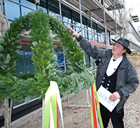 Bild: Zimmermann Michael Brigge mit der Richtkrone. 