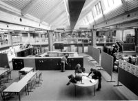 Bild: Die Laborschule kurz nach ihrer Eröffnung 1974. Foto: Universität Bielefeld