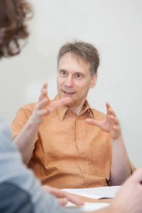 Bild: Professor Thomas Faist sieht im Umgang mit Flüchtlingen und Migranten einen Faktor