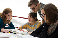 Bild: Gerade Studienanfänger fragen lieber den studentischen Tutor als den Professor. Darauf setzt die Universität Bielefeld mit ihrem prämierten Programm. Foto: Universität Bielefeld