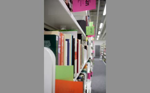 Bild: Eindrücke vom Umzug der Bibliothek ins Gebäude X
