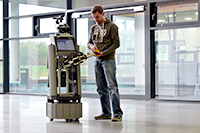 Bild: Mit dem Roboter Tobi gehen der CITEC-Forscher Sebastian Meyer zu Borgsen und seine Teamkollegen in den Wettbewerb „RoboCup“. Foto: CITEC/Universität Bielefeld