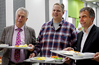 Bild: Haben die ersten Essen in der neuen Mensa gekostet (v.l.): Günther Remmel (Geschäftsführer des Studentenwerks Bielefeld)