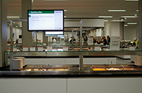 Bild: In der neuen Mensa warten auf die Gäste neun unterschiedliche Formen der Ausgabetheke. Foto: Universität Bielefeld