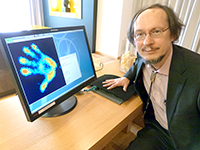Bild: Forscherinnen und Forscher befassen sich in dem Projekt auch mit Sensortechnik. Prof. Dr. Helge Ritter demonstriert „Myrmex“. Der Forschungsprototyp erkennt den unterschiedlichen Druck