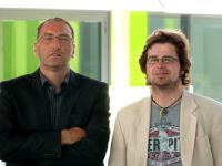 Bild: Projektmitarbeiter sind Andreas Grau und Martin Winands. Sie erforschen in der Untersuchung die Identifikation von Fans mit Fußballvereinen der ersten bis dritten Liga. Foto: Universität Bielefeld