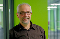 Bild: Dr. Jörg van Norden hat gemeinsam mit vielen Kooperationspartnern das Internetportal zur Geschichtskultur in der Region aufgebaut. Foto: Universität Bielefeld
