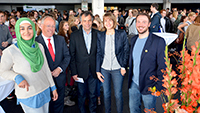 Bild: In der Alten Mensa im Universitätshauptgebäude begrüßte Rektor Prof. Dr.-Ing. Gerhard Sagerer (Mitte) die neuen Studierenden. Informationen für die Erstsemester gaben Feride Celik (AStA)