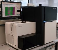 Bild: Das CeBiTec betreibt fortschrittliche Technologieplattformen für Bioinformatik und Genomforschung. Das Foto zeigt ein modernes Sequenziergerät zur Entschlüsselung von gene-tischen Bauplänen und zur Bestimmung von Genaktivitäten. Foto: Universität Bielefeld