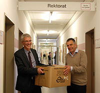 Bild: Kanzler Dr. Stephan Becker und Rektor Prof. Dr.-Ing. Gerhard Sagerer (v.l.)haben bereits ihre Sachen gepackt.