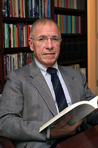 Bild: Professor Alejandro Portes ist noch bis Dezember an der Universität Bielefeld. Foto: Denise Applewhite