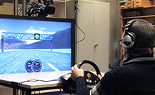 Bild: Das Forschungsteam testete den zurückhaltenden Sprachassistenten im Fahrsimulator. Heraus kam