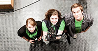 Bild: Das Team präsentiert die 95. Folge Campus TV. Foto: Universität Bielefeld