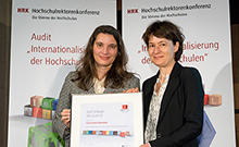 Bild: Universität Bielefeld erneut ausgezeichnet. Prorektorin Martina Kessel nimmt das Zertifikat der HRK entgegen.