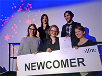 Bild: Das Bielefelder „Campus TV“-Team freut sich über seinen Erfolg (v. l.): Tutorin Victoria Maiwald mit den Seminarteilnehmerinnen Tanja Pape