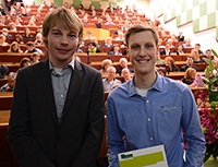 Bild: Christian Schnepel (Biochemie) und Roman Ellerbrock (Chemie) (v. l.). Foto: Universität Bielefeld