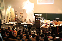Bild: Hochspannung und verblüffende Experimente sind bei der Weihnachtsvorlesung der Fakultät für Physik garantiert. Foto: Universität Bielefeld