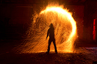 Bild: Feuerkünstler treten mit einer Vorstellung bei der Universität Bielefeld auf. Foto: Roy Ristau