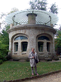Bild: Christiane Heintze vor einem Jugendstil-Aquarium im Garten des Musée de L'École de Nancy.
