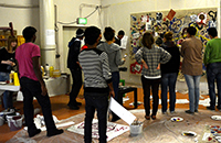 Bild: Studierende und unbegleitete minderjährige Flüchtlinge nähern sich gemeinsam künstlerisch den Themen Flucht und Asyl. Foto: Universität Bielefeld