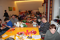 Bild: Weihnachtsfeier mit traditionellem Wunschbaum-Päckchen-Auspacken im Spielecafé.