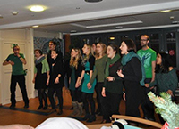 Bild: Studierende singen englischsprachige Weihnachtslieder.