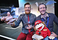 Bild: Die nordrhein-westfälischen Famelab-Sieger: Sven Büttner (l.) und Eduard Zell mit Charly und improvisiertem Asterix-Flügelhelm.