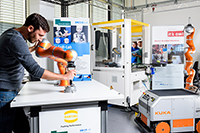 Bild: MMI-Transferlabor - innovative Lerntechnologie mit modernsten Kontrollmechanismen und neuartiger Mensch-Maschine-Interaktion (MMI) kombiniert. Foto: Universität Bielefeld