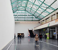 Bild: Die Uni-Halle wird zum Kinosaal: Über dem Durchgang zum Audimax wird der Film zu sehen sein