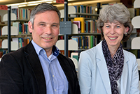 Bild: Barbara Knorn führt die Universitätsbibliothek unterstützt durch ihren ständigen Vertreter Dirk Pieper. Foto: Universität Bielefeld